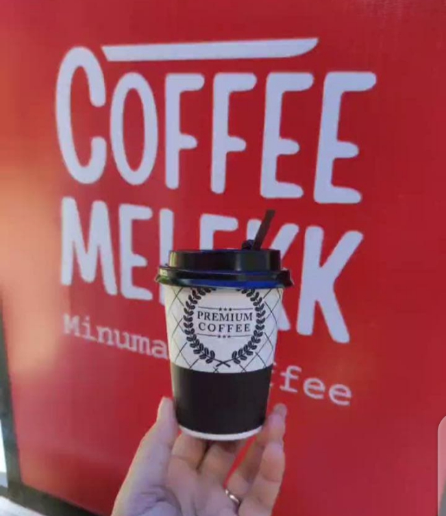 Tim CoffeeMelek bekerja bersama